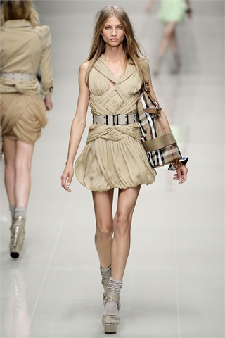 Burberry Returns to Home Turf for Spring 2010 Burberry Returns to Home Turf for Spring 2010