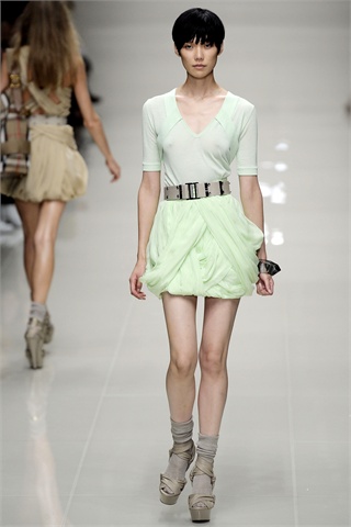 Burberry Returns to Home Turf for Spring 2010 Burberry Returns to Home Turf for Spring 2010