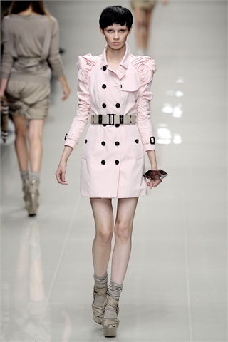 Burberry Returns to Home Turf for Spring 2010 Burberry Returns to Home Turf for Spring 2010