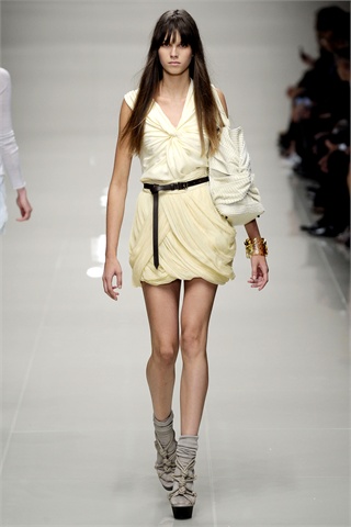 Burberry Returns to Home Turf for Spring 2010 Burberry Returns to Home Turf for Spring 2010