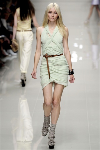 Burberry Returns to Home Turf for Spring 2010 Burberry Returns to Home Turf for Spring 2010