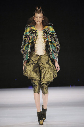 Alexander McQueen Shows Holographic Alien Beauties for Spring 2010 Alexander McQueen Shows Holographic Alien Beauties for Spring 2010