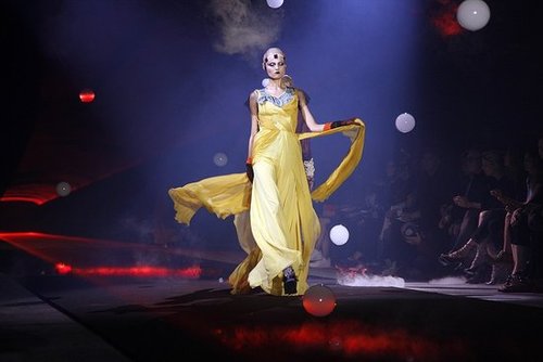 John Galliano Harks Back to Fading Film Stars for Spring 2010 John Galliano Harks Back to Fading Film Stars for Spring 2010