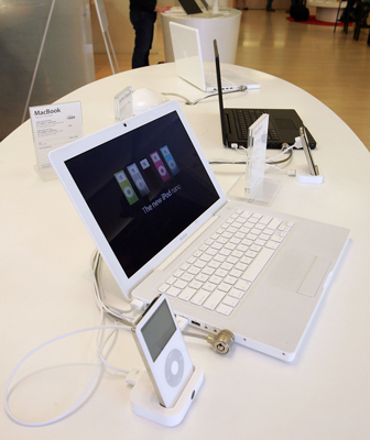 Apple To Continue Making White Plastic MacBooks