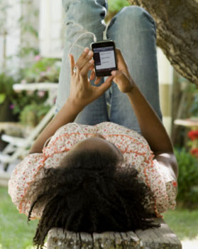 Apple Allows VOIP Via it's 3G Signal, Opening the Door to Use Skype on Your iPhone Even Without a WiFi Signal