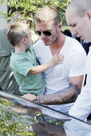 Mini Me: David and Cruz Beckham Rock Matching Haircuts Mini Me: David and Cruz Beckham Rock Matching Haircuts