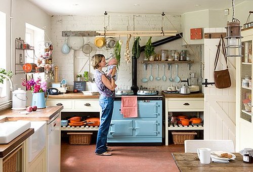Casa Quickie: Display Flowers in Old Coffee Pots