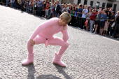 Très Bizarre: Famillies Dressed in Naked Suits 