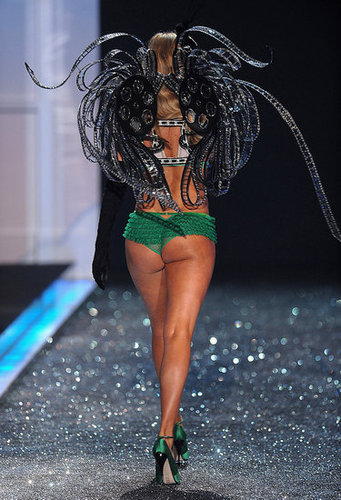 Heidi is Back on the Runway for the 2009 Victoria's Secret Fashion Show Heidi is Back on the Runway for the 2009 Victoria's Secret Fashion Show
