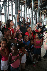 "American Idol": The Top Six Try to Inspire
