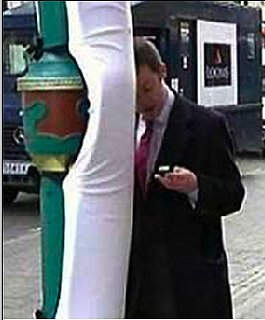 Padded Lampposts Tested in London to Prevent Cell Phone Texting Injuries