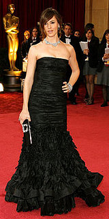 Jennifer Garner Smiles Despite Red Carpet Awkwardness