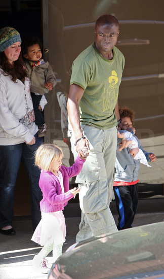 Daddy duty for Seal as he tows the Klum–Seal tots around town. Daddy duty for Seal as he tows the Klum–Seal tots around town.