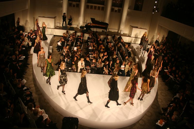 Backstage At Oscar De La Renta Fall Winter 2008 Fashion Show Backstage At Oscar De La Renta Fall Winter 2008 Fashion Show