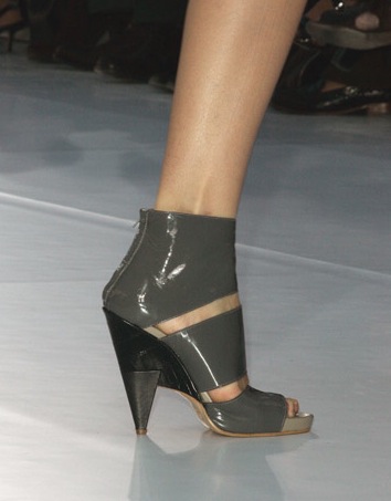 The Look For Less: Chloe Patent Sandals 