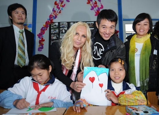 Donatella Versace And Jet Li Visits Earthquake Zone In China Donatella Versace And Jet Li Visits Earthquake Zone In China