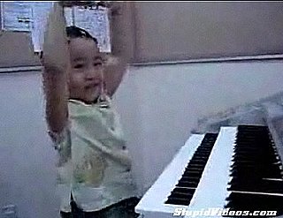 7-Year-Old Plays the Organ