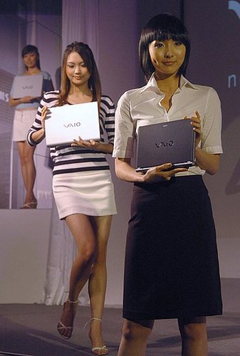 Models Take to the Streets of Manhattan With Sony Vaios