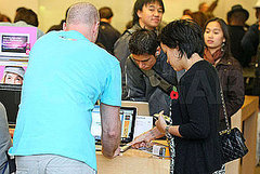 Lily Allen Eyes Up the New MacBooks at the Apple Store Lily Allen Eyes Up the New MacBooks at the Apple Store