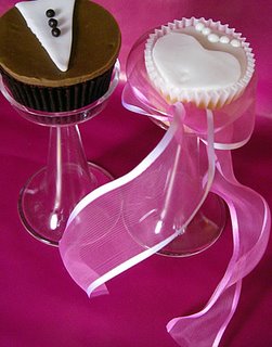 Yummy Link: Bride and Groom Cupcakes
