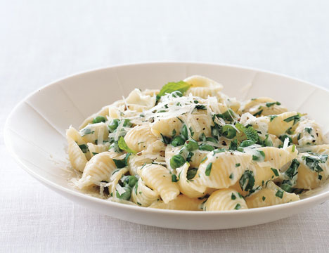 Fast & Easy Dinner: Pasta with Peas, Cream, Parsley, and Mint