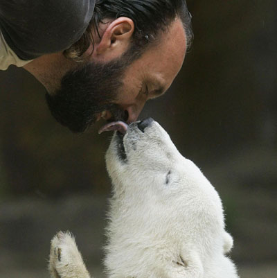 The Scoop: Knut's Caretaker Dies The Scoop: Knut's Caretaker Dies