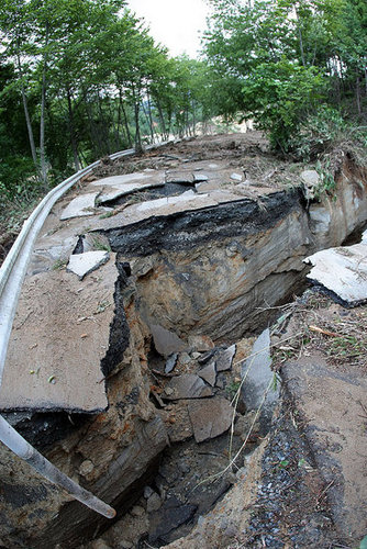 7.2 Magnitude Quake Rips Japan, Kills At Least 6 People