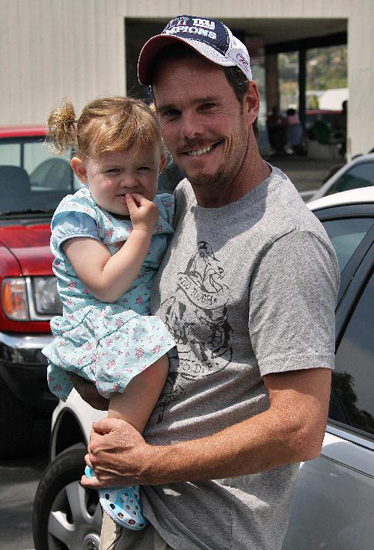 Kevin Dillon and daughter Ava out grabbing some items. Kevin Dillon and daughter Ava out grabbing some items.