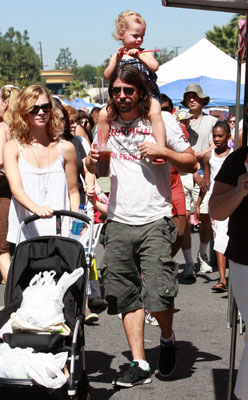 Dave Grohl and His Girls Hit the Farmers Market Dave Grohl and His Girls Hit the Farmers Market