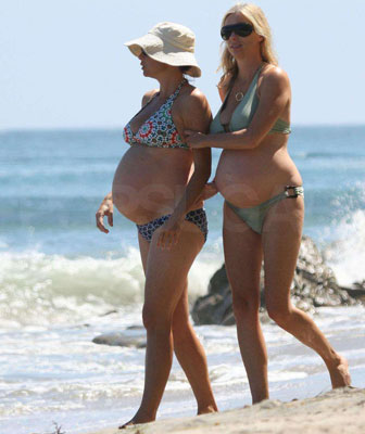 Minnie and a Pregnant Friend Give Their Bumps Some Sunny Love Minnie and a Pregnant Friend Give Their Bumps Some Sunny Love