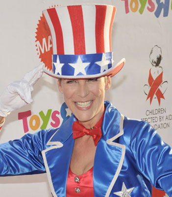 Jamie Lee Curtis Wears Her Patriotic Colors for Barack and Biden Jamie Lee Curtis Wears Her Patriotic Colors for Barack and Biden