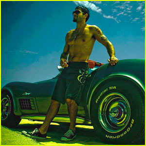 Jesse Metcalfe is Shirtless Once Again
