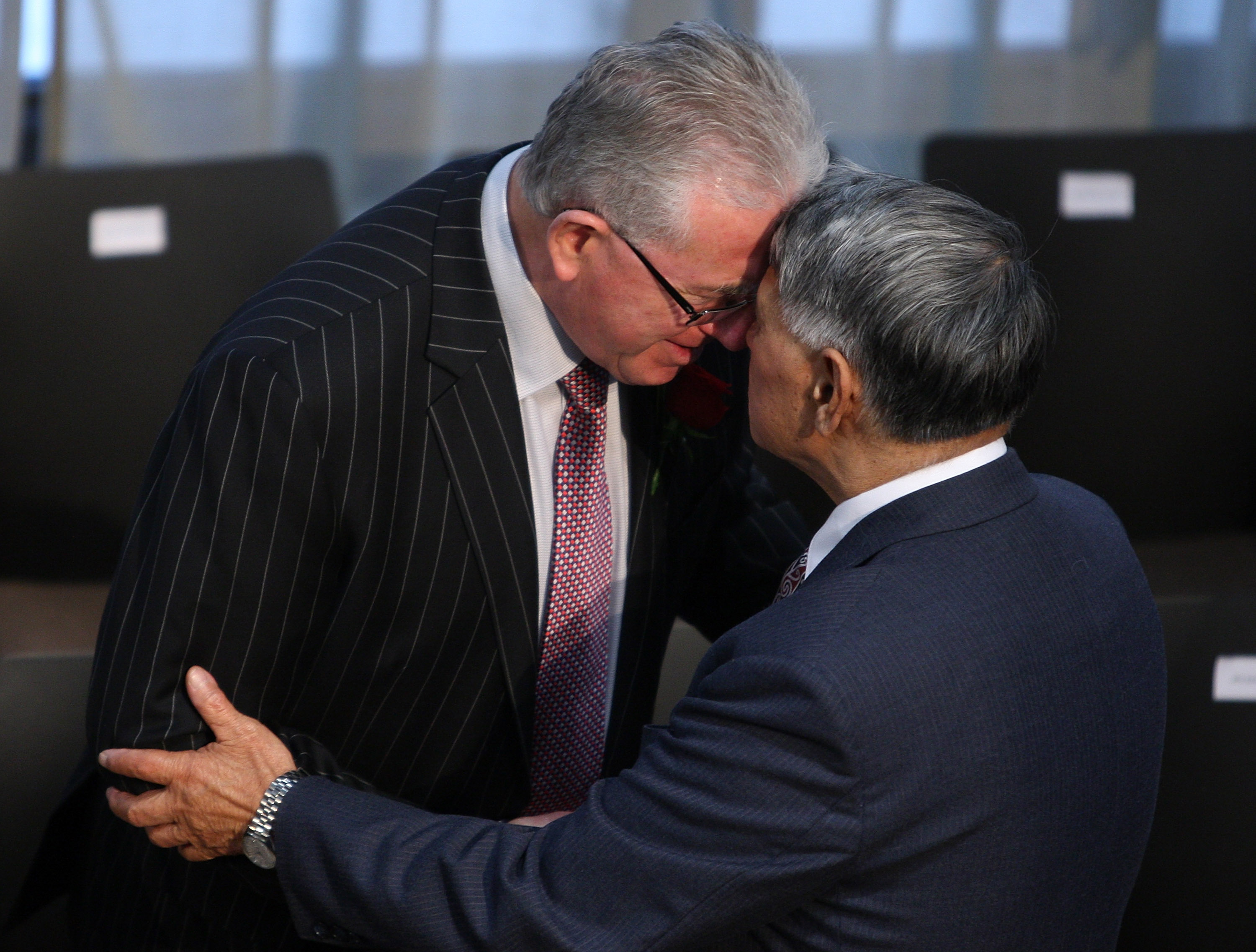Treaty Negotiations minister Dr Michael Cullen hongis (maori greeting) Te Atiawa kaumatua Sam Jackson during the signing. Treaty Negotiations minister Dr Michael Cullen hongis (maori greeting) Te Atiawa kaumatua Sam Jackson during the signing.