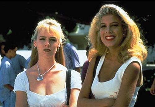 Kelly and Donna display their most iconic hairstyles in an early episode.
Kelly and Donna display their most iconic hairstyles in an early episode.