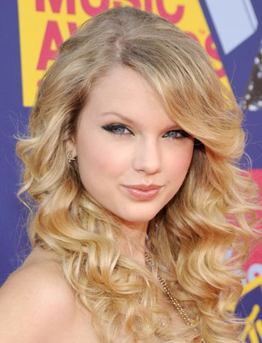 Taylor Swift at MTV VMAs: Hair and Makeup