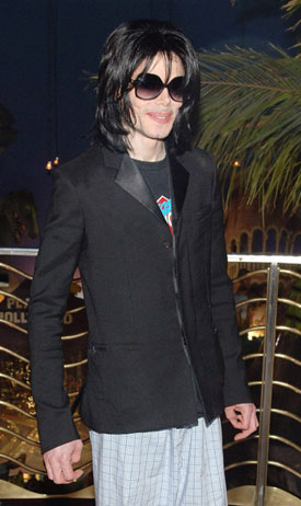 Sugar Bits — Michael Jackson's Dating Pamela Anderson?