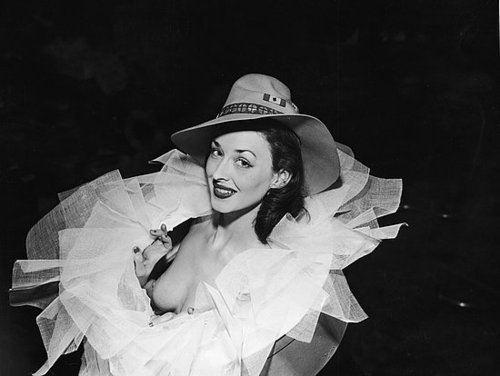 Dorian Leigh, John Frederiks hat, 1940. Dorian Leigh, John Frederiks hat, 1940.