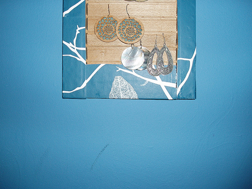 DIY: Shutter Earrings Display
