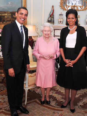 President Obama Gives the Queen an iPod President Obama Gives the Queen an iPod