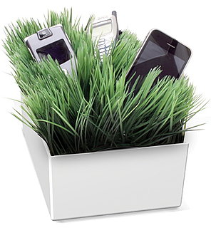 Kikkerland Charging Station Has Grass to Hold Up Cell Phones and Charging Gadgets