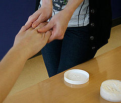 How-To: Give Your Loved One a Hand Massage For Valentine's Day How-To: Give Your Loved One a Hand Massage For Valentine's Day