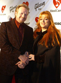 Sugar Bits - Wynonna Judd Files for Divorce from Jailed Husband
