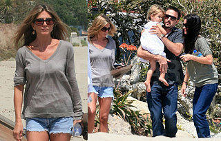 Jen & Arquettes Enjoy Long Walks On The Beach