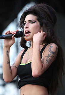 Sugar Bits - Amy Winehouse Gets Into Bloody Scuffle
