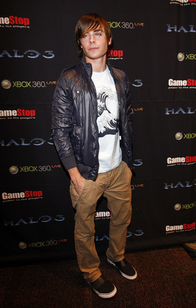 ZacEfron_Jean_14863934_600 ZacEfron_Jean_14863934_600