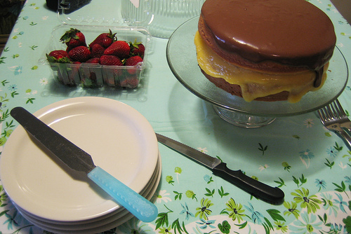 Yummy Links: Yellow Cake with Lemon Curd and Chocolate