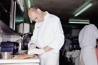 Should Food Servers Wear Gloves? 