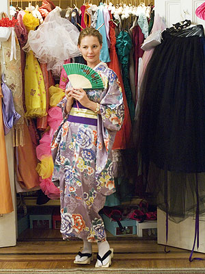 FANFARE
Heigl wore a traditional kimono with sandals and special toe-socks at a Japanese wedding. Love her fan from N.Y.C. stor