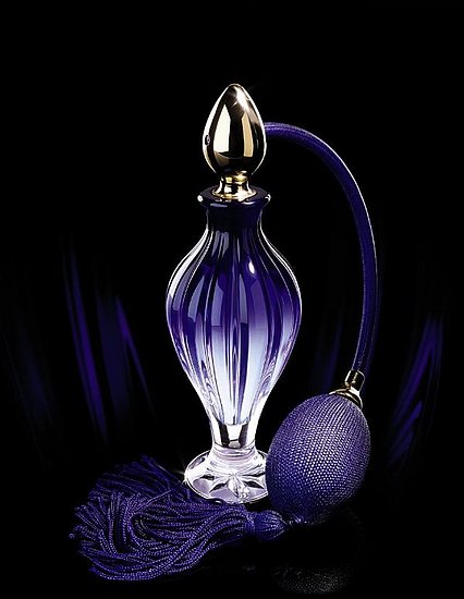 flacon bleu avec poire fond noir