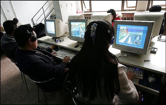 Youth Fill Underground Internet Cafes